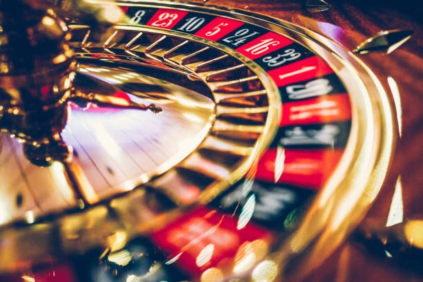 Multilingual live dealer interaction at Allbet table
